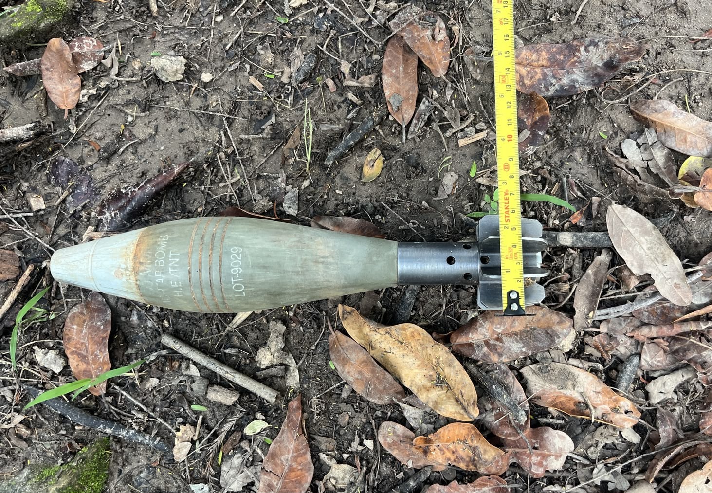 Bomba o explosivo en la tierra
