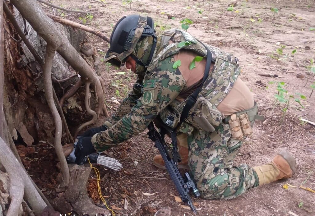 Soldado agachado con guantes negros
