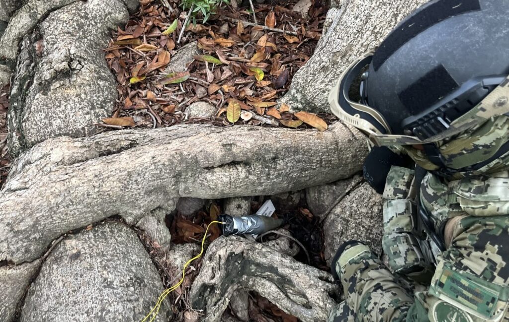 Soldado con un explosivo