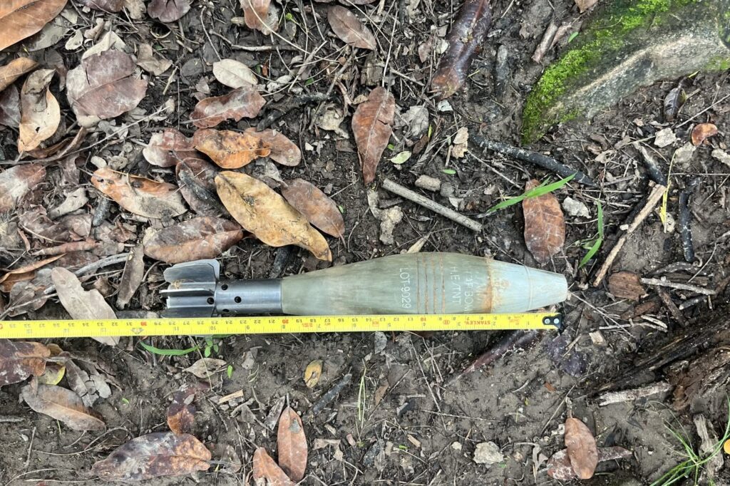Explosivo con una cinta métrica amarilla