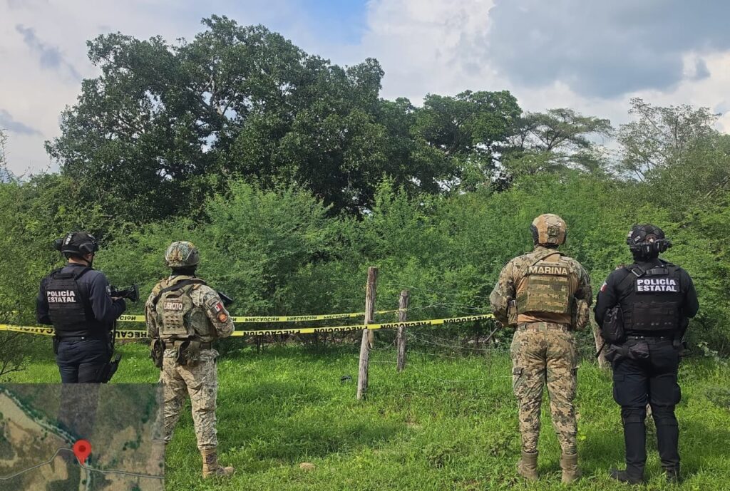 Cuatro elementos de seguridad resguardando perímetro con cinta amarilla