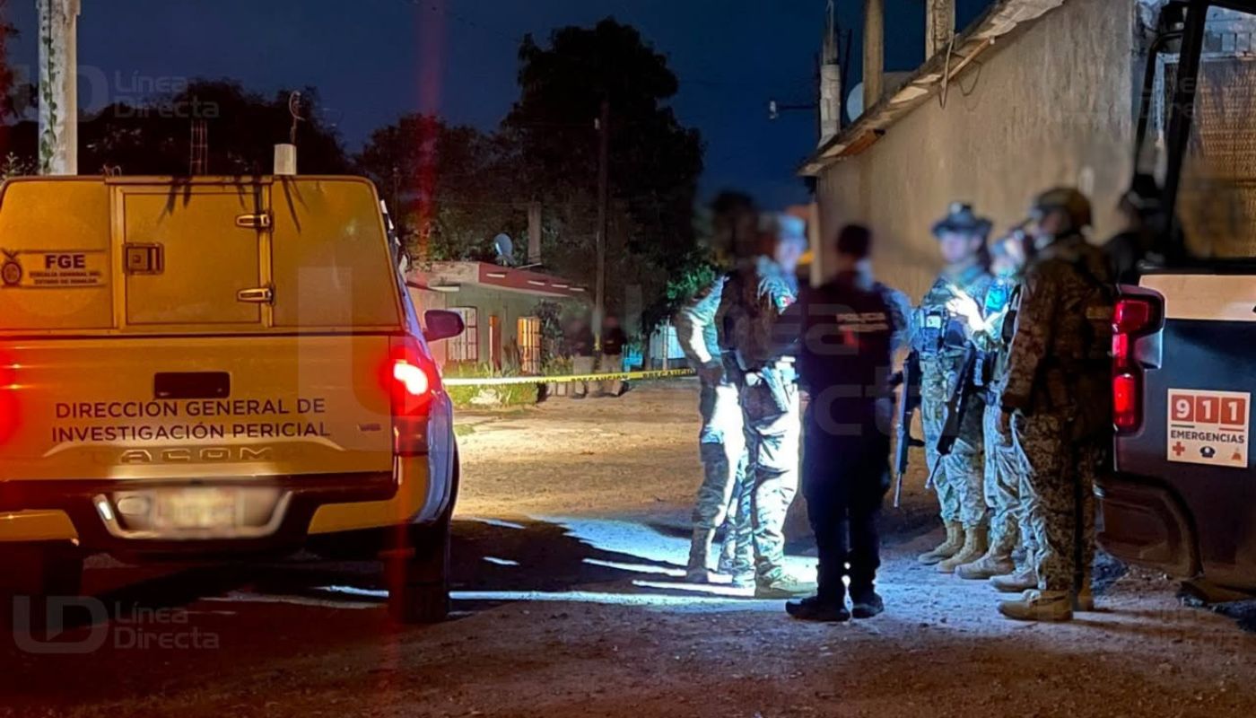 elementos policiacos en un camino de terracería junto a unidades de la FGE