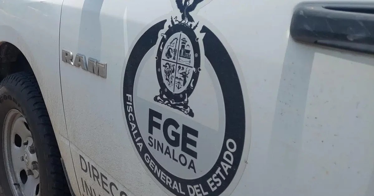 Logo de la FGE en una puerta blanca