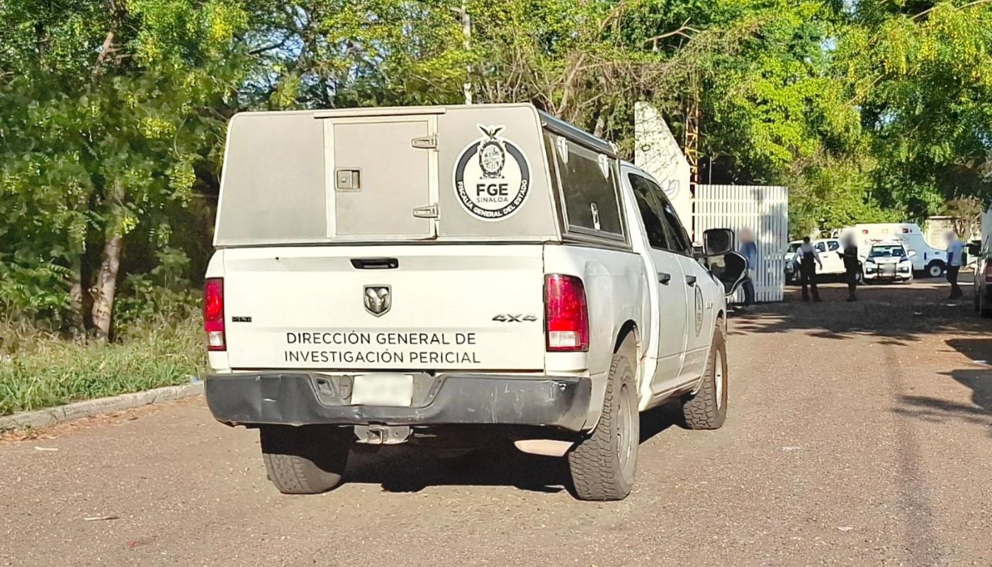 Unidad de la FGE afuera de una institución