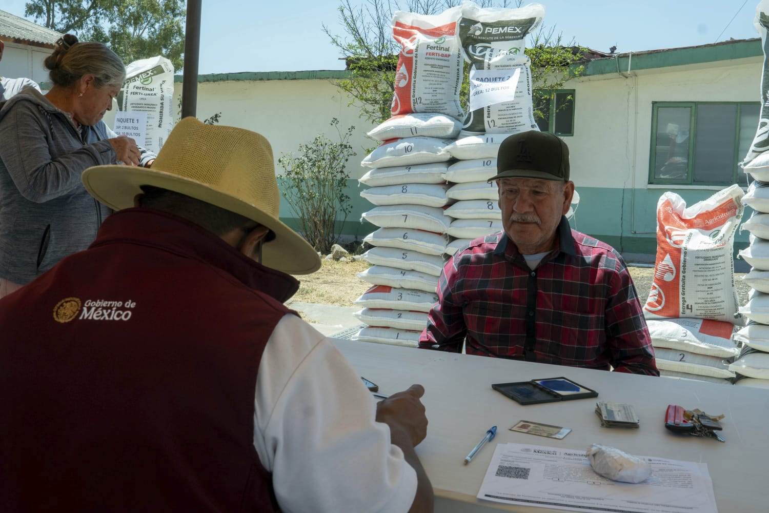 Persona en registro de una mesa