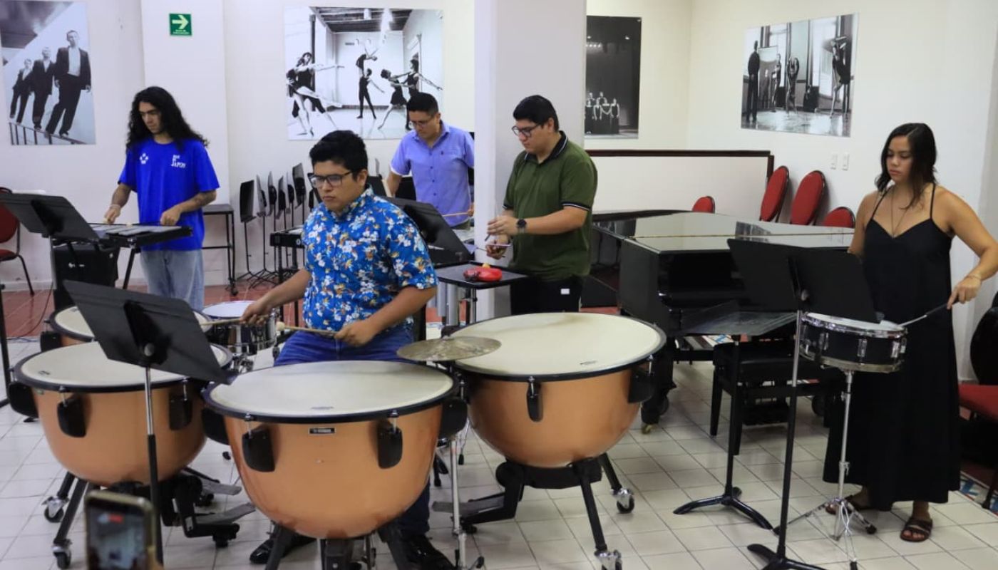 Personas tocando percusiones