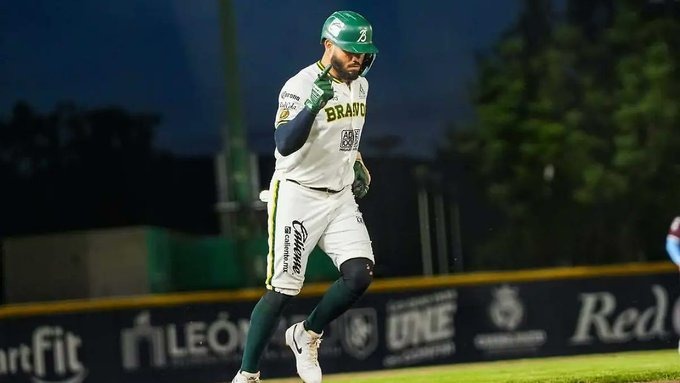Gabriel Cancel con el uniforme de Bravos de León