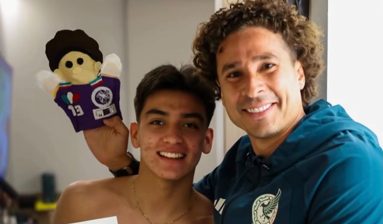 Gilberto Mora junto a Ochoa