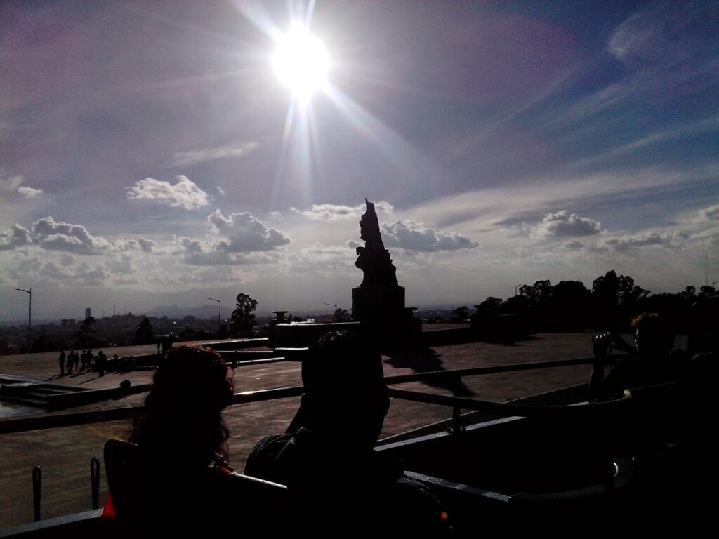 Sol brillante en el atardecer