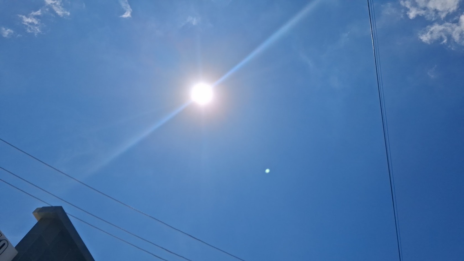 Sol con reflejo y el cielo azul sin nubes