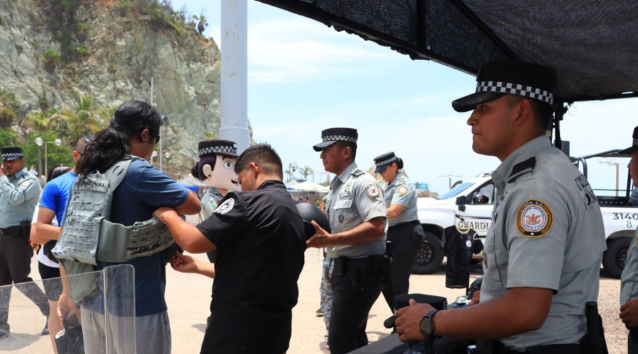 Exhibición de equipo de la Guardia Nacional