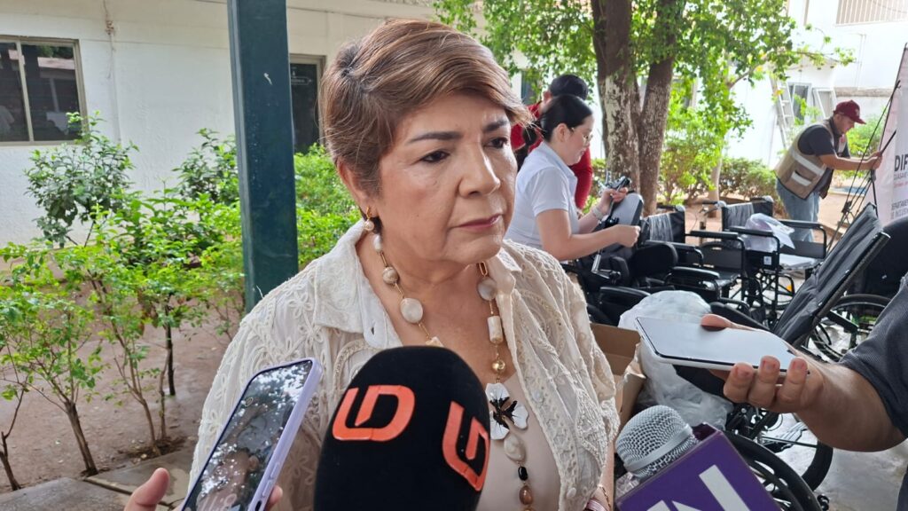 Cecilia Ramírez con micrófono de Línea Directa