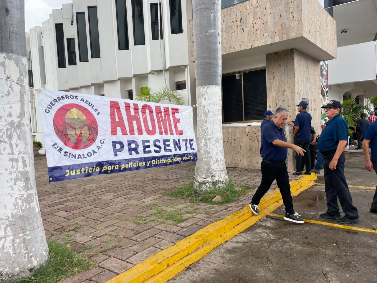 Diversos accesos a Palacio Municipal están bloqueados por Guerreros Azules