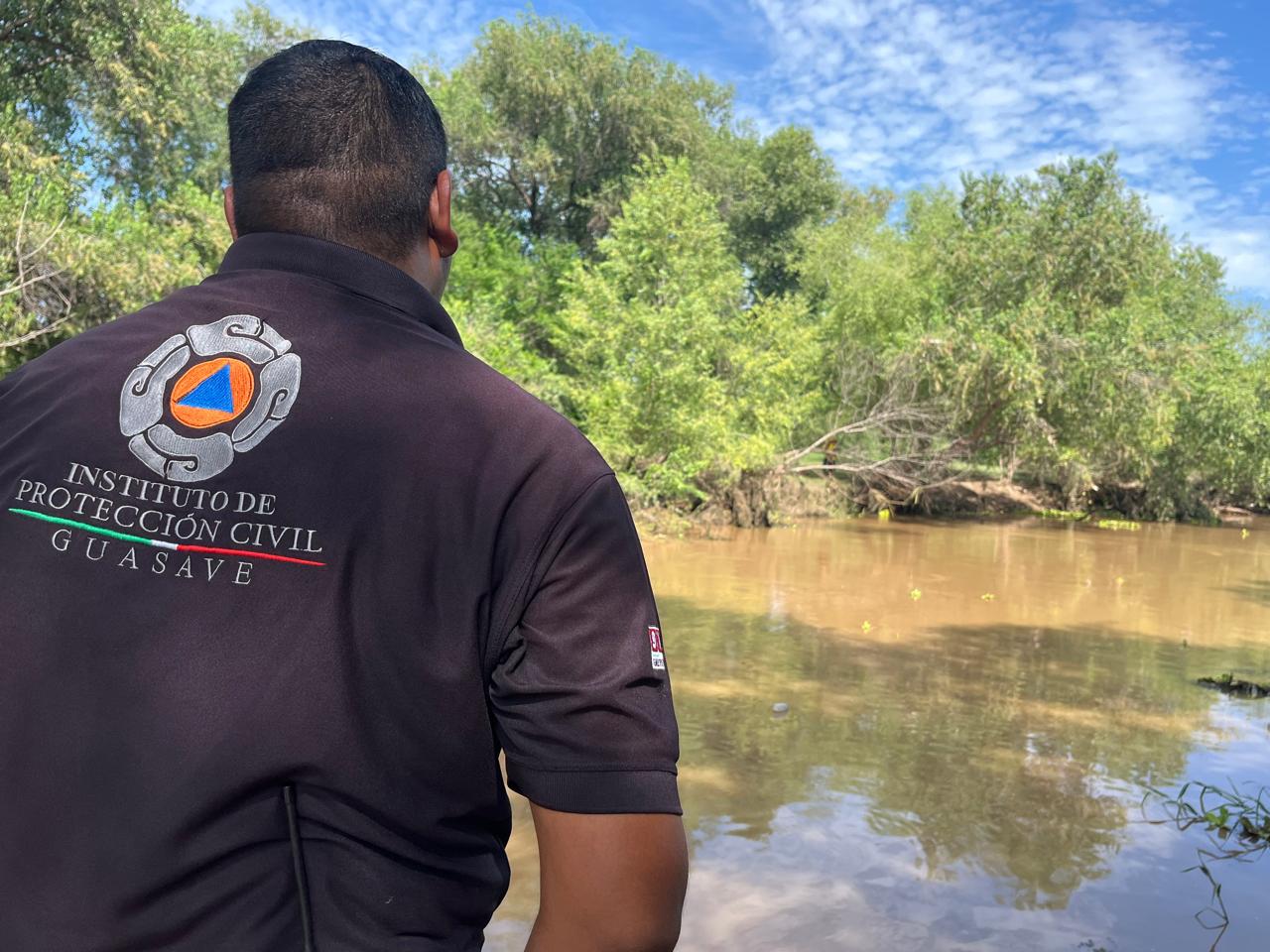 Localizan camioneta arrastrada por la corriente del río Sinaloa