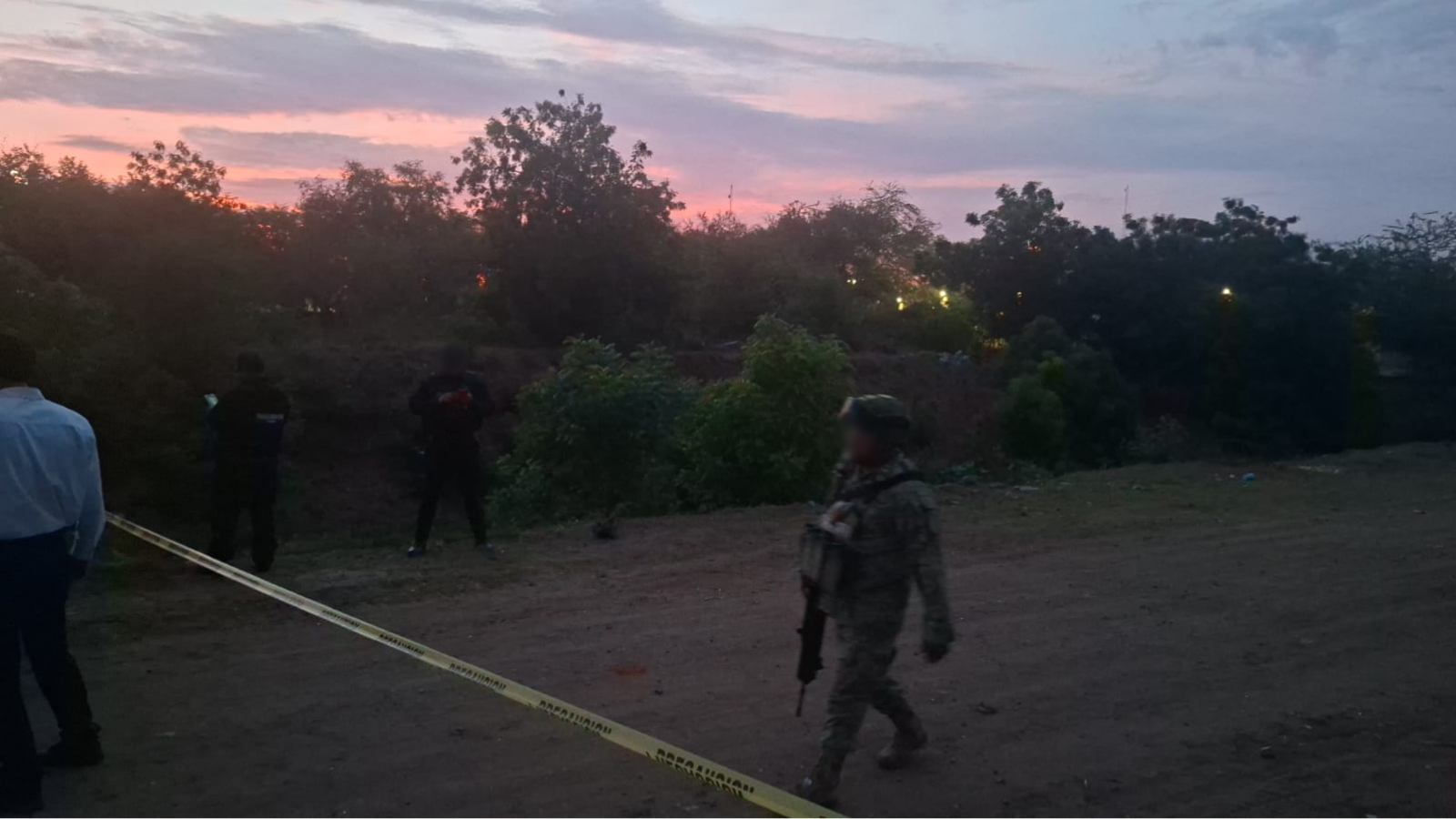 Hallan el cuerpo de un hombre envuelto en una bolsa dentro de canal