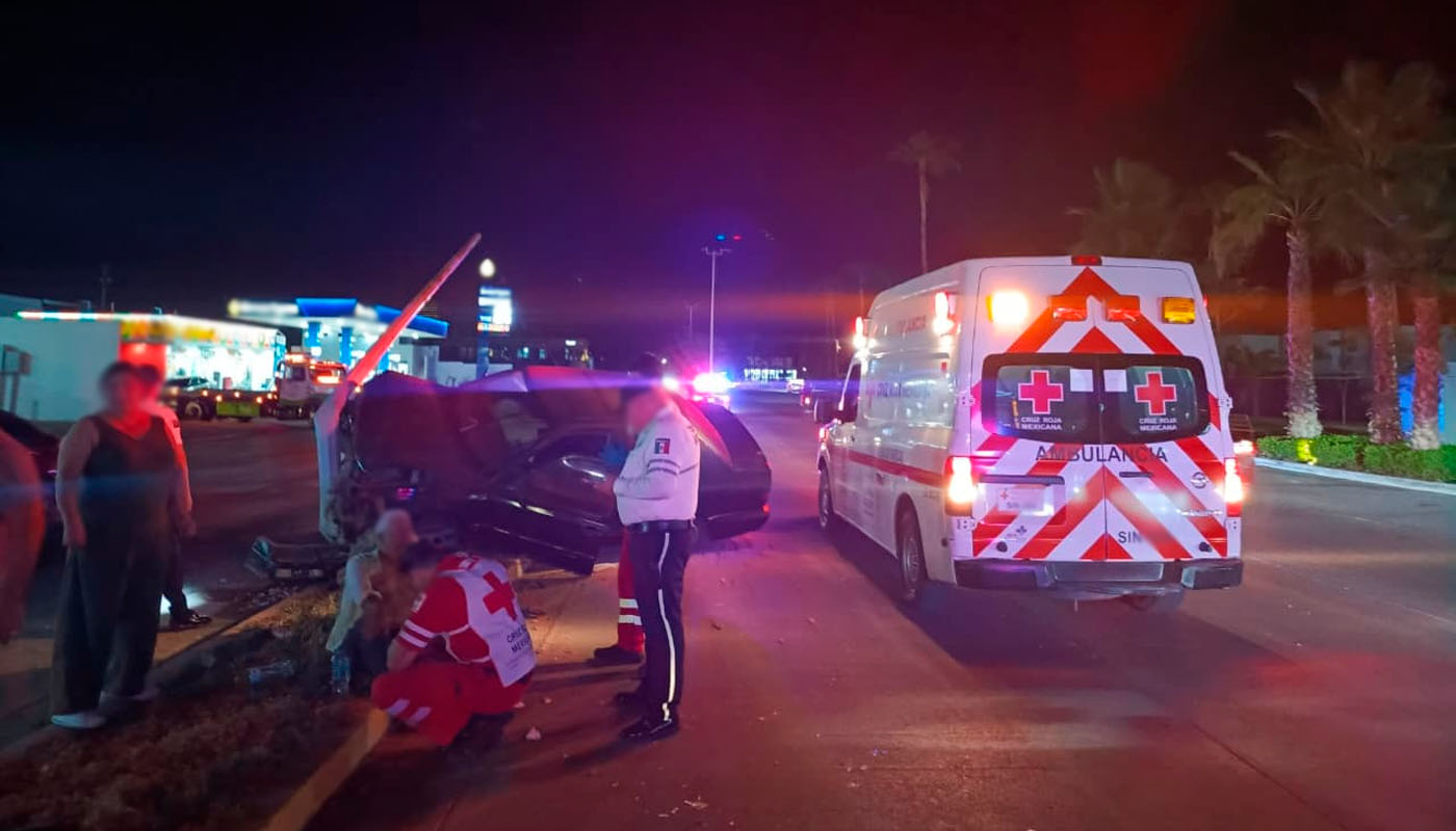 Hombre choca con poste en Los Mochis