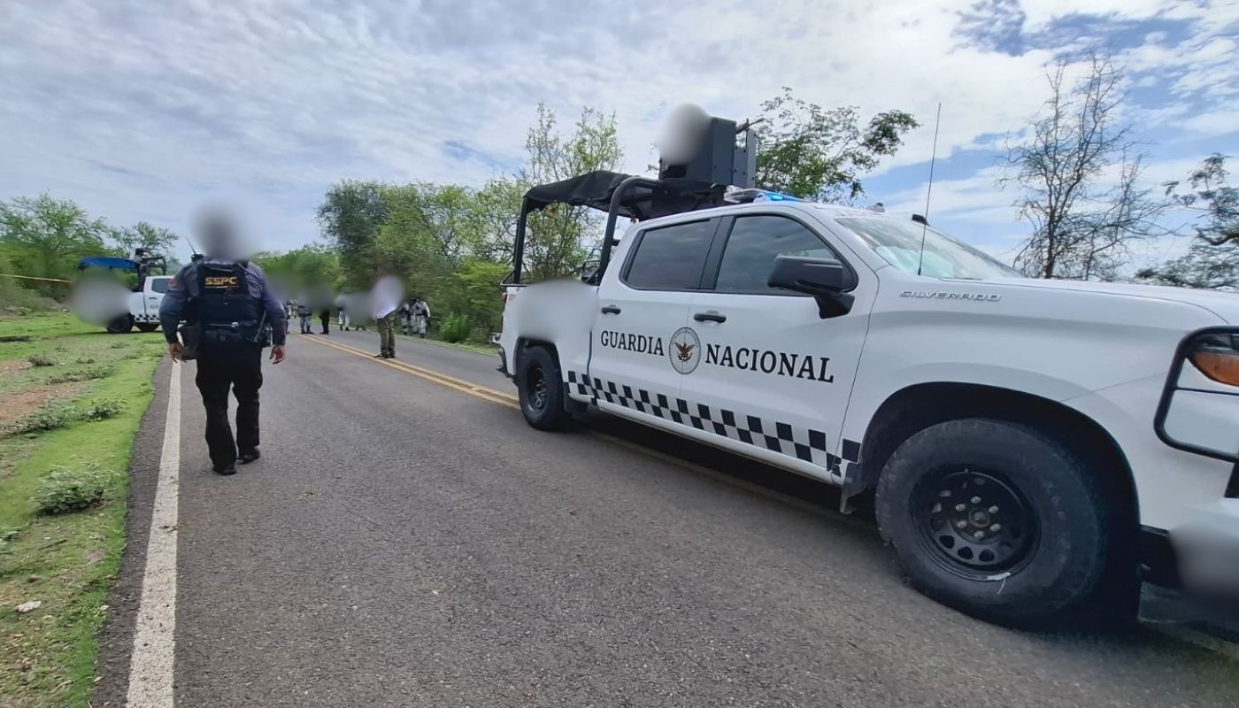 Dos camionetas de la Guardia Nacional con elementos de seguridad