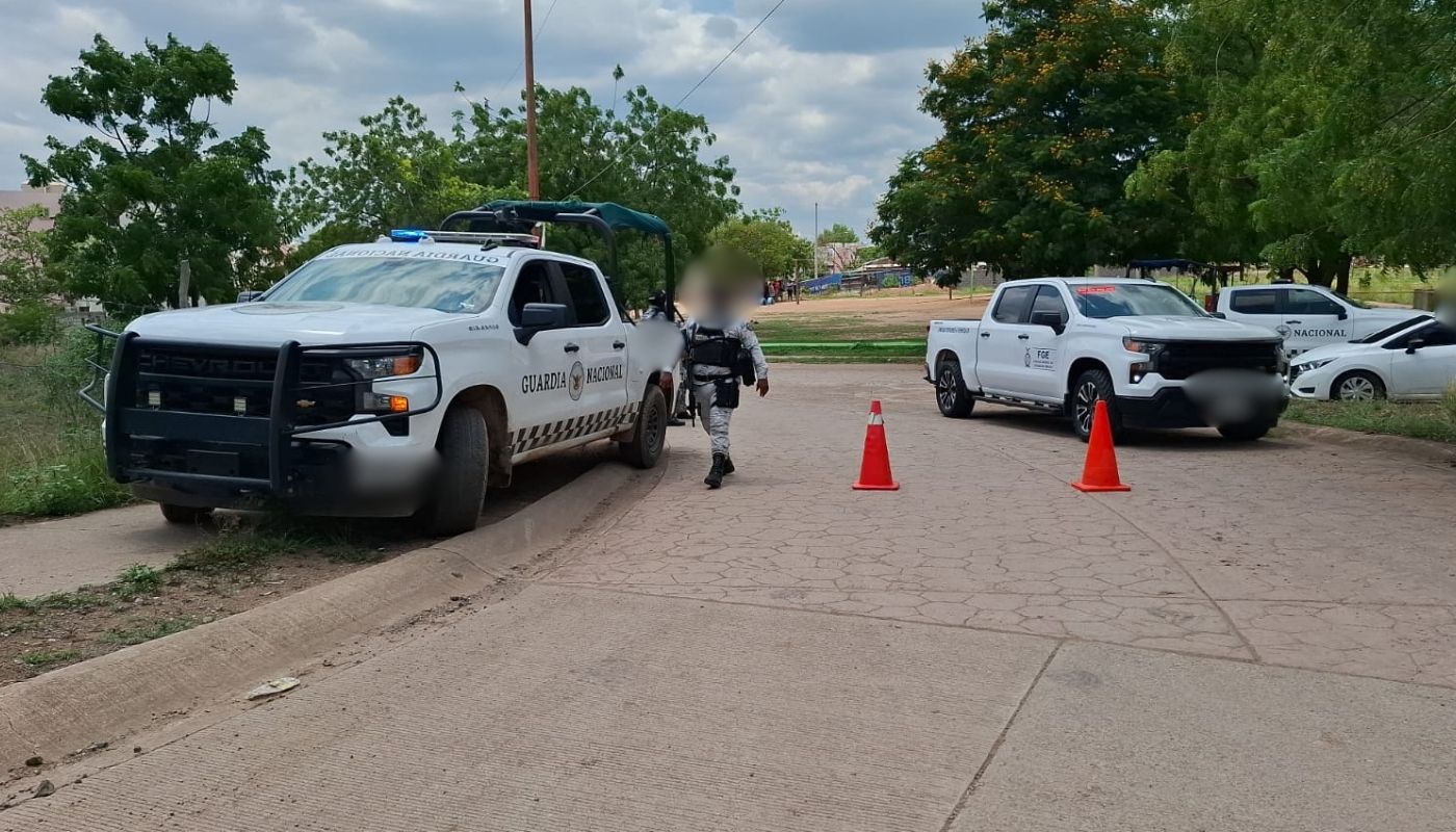 Dos camionetas de la guardia nacional con elementos del ejército mexicano