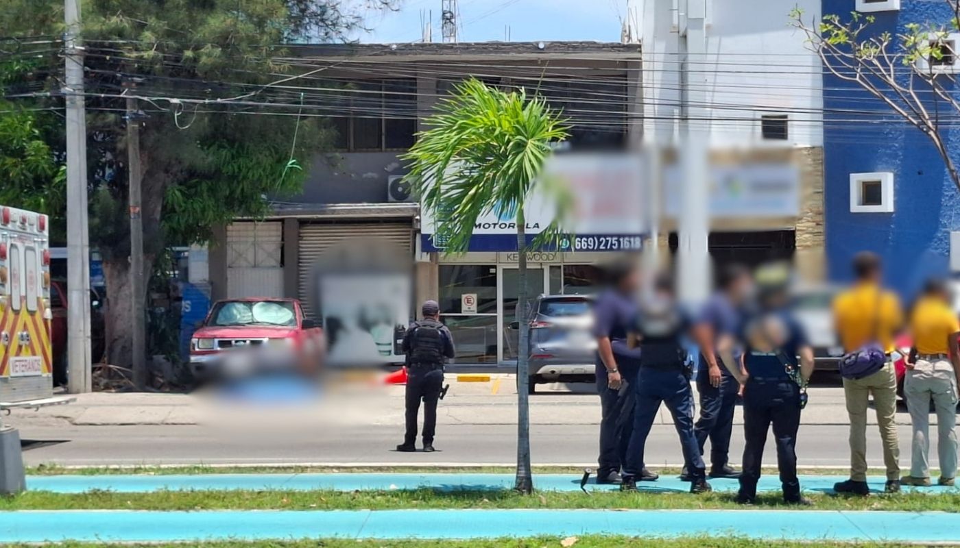 Personal de bomberos con policías y una ambulancia