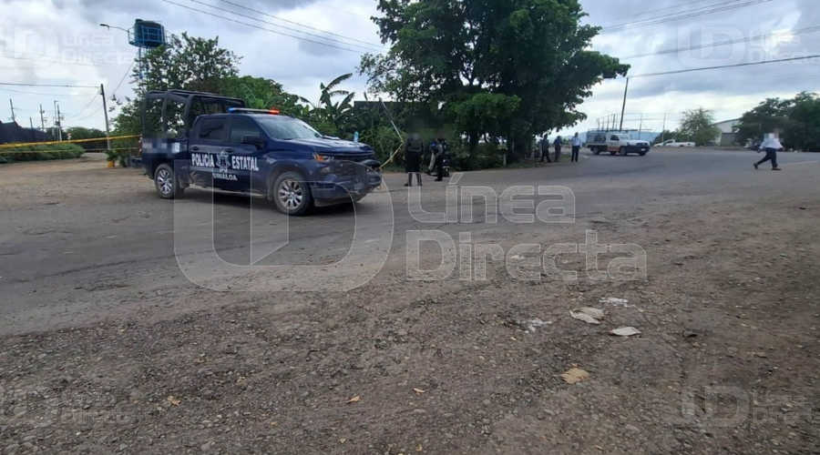 Elementos de seguridad acuden al sitio de localización de un hombre sin vida en la carretera