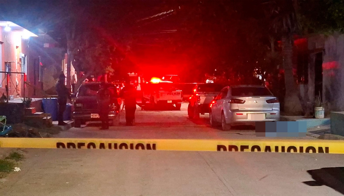 Elementos preventivos acordonan la calle donde ocurrió el homicidio