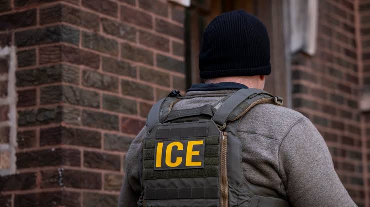 Agente del ICE es señalado de asesinar a mexicano durante redada migratoria en Houston, EU