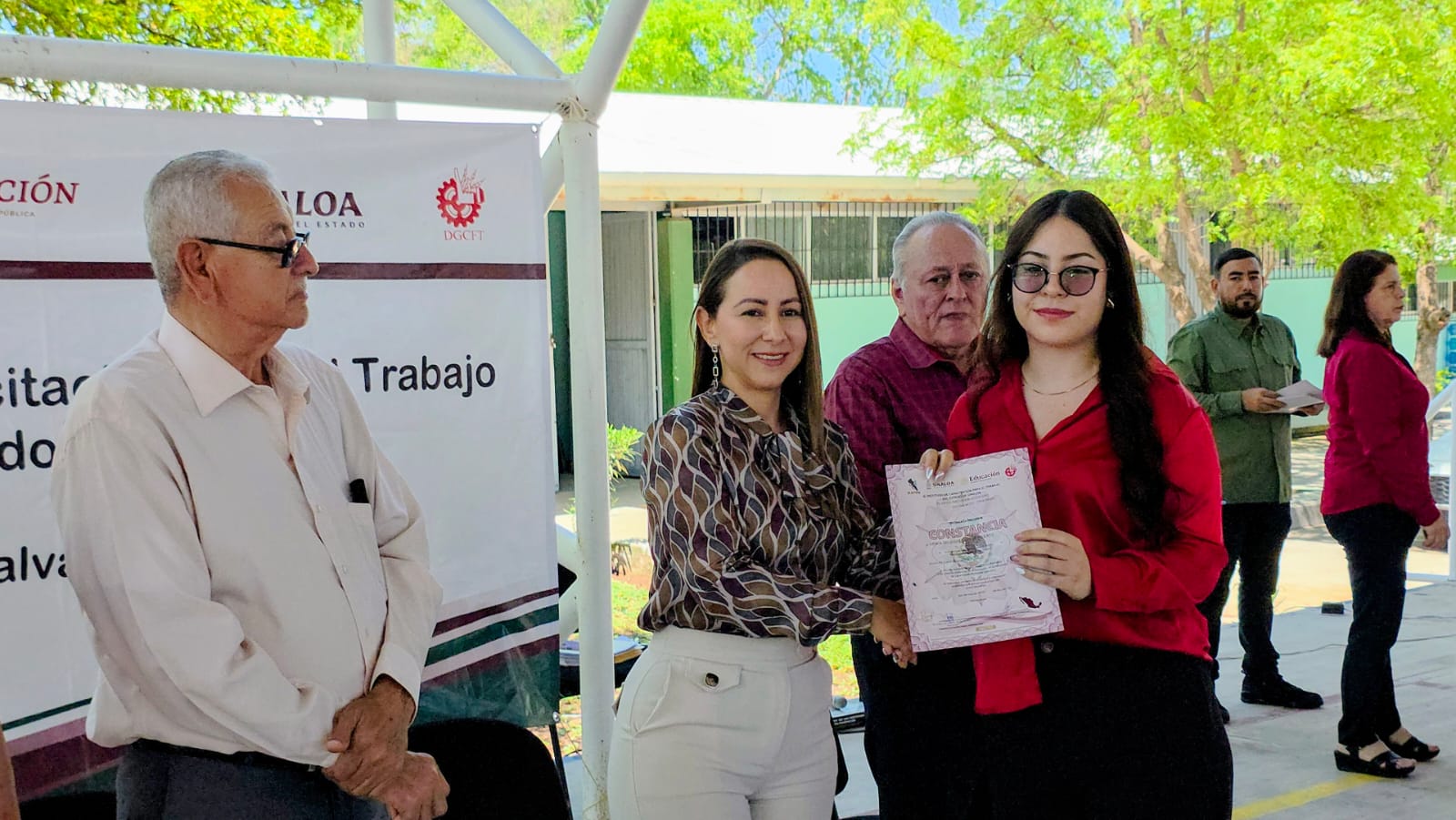 personas en una ceremonia de graduación