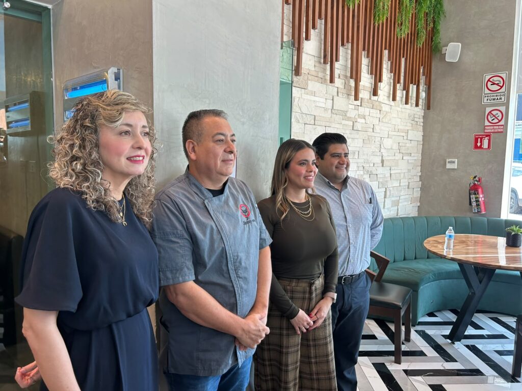 Personal junto a alcaldesa de Culiacán