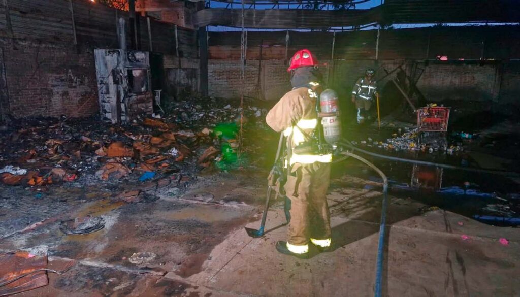 Bomberos sofocan incendio en yarda recicladora de Mazatlán 