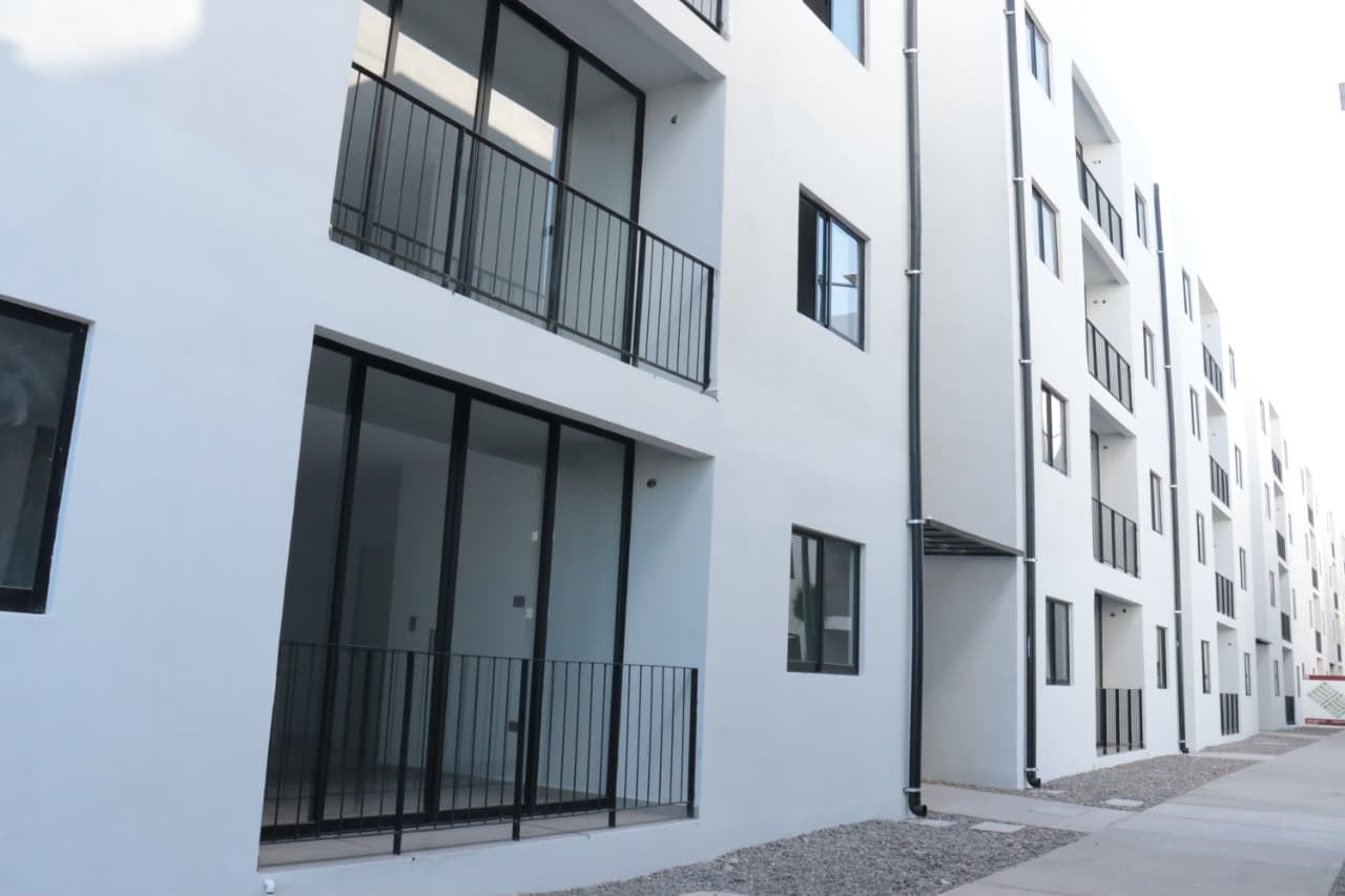 Casas departamentales color blanco con barandal negro