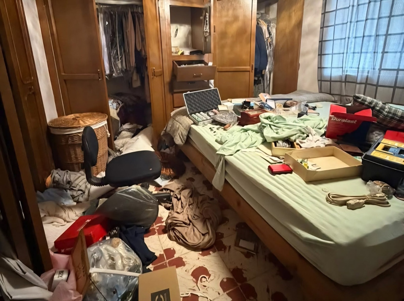 Habitación de la vivienda desordenada tras el presunto intento de robo en San Blas, El Fuerte.