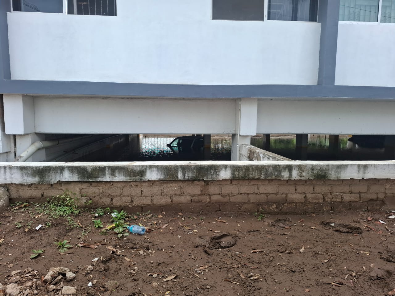 Lluvias anegan estacionamiento en la Cruz Lizárraga y dos carros quedan bajo el agua