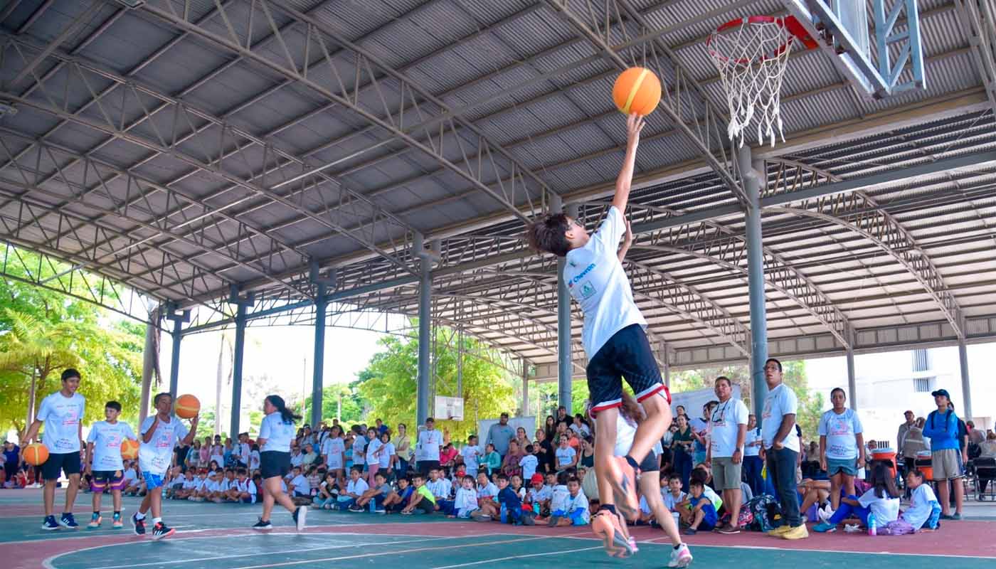 Joven practicando basquetbol en Ahome
