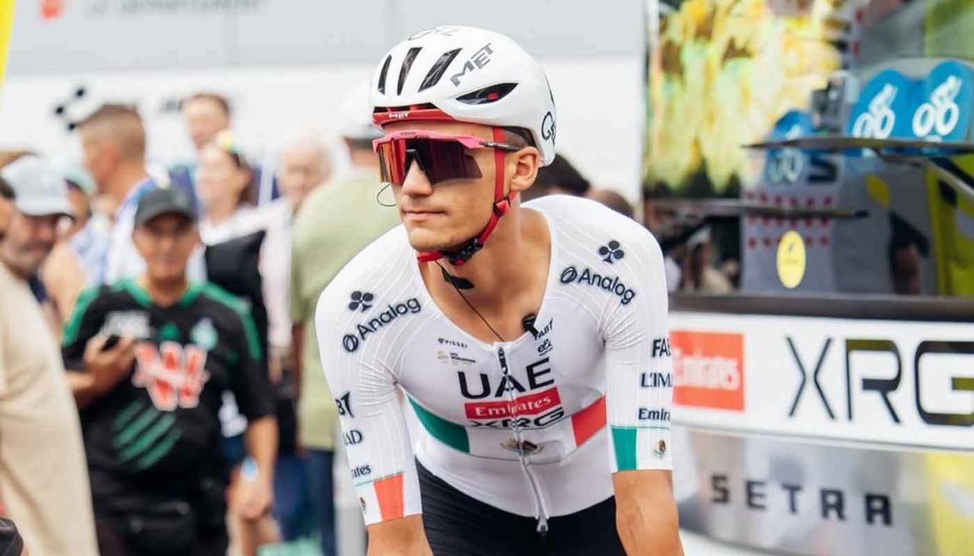 Isaac del Toro con casco y jersey blanco