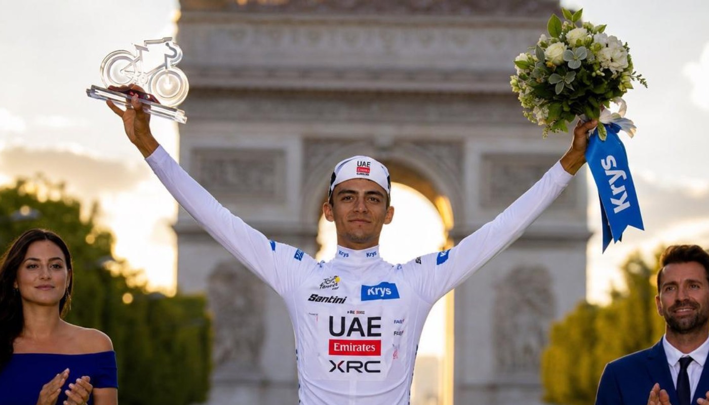 Isaac del Toro con un ramo de flores y un trofeo