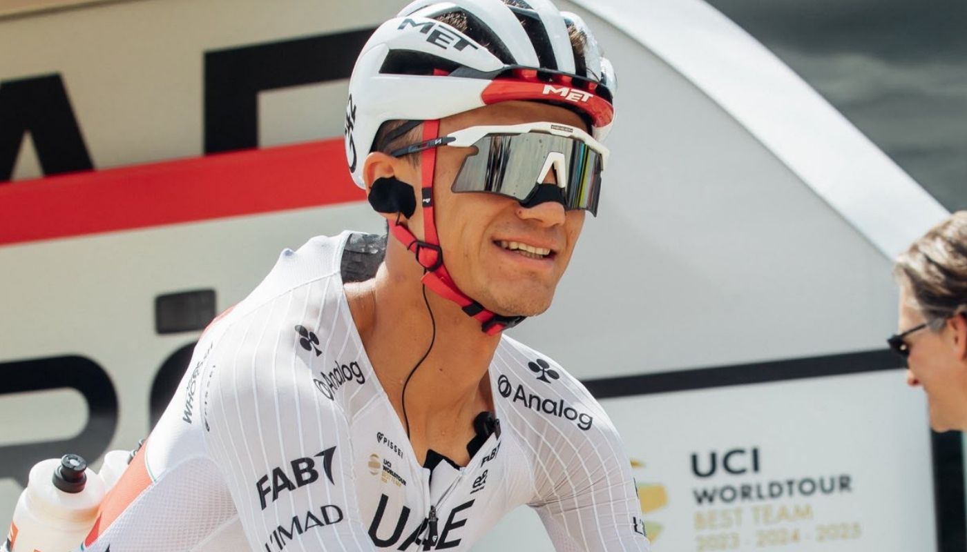 Isaac del Toro con casco y lentes
