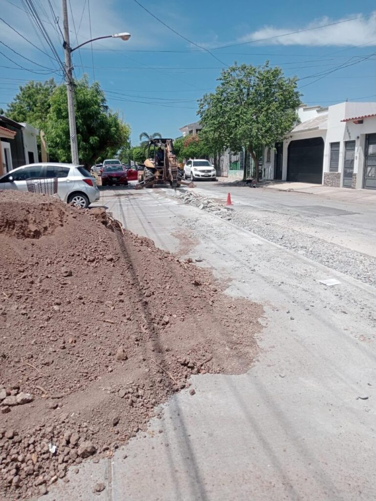Calle en reparación con montaña de tierra