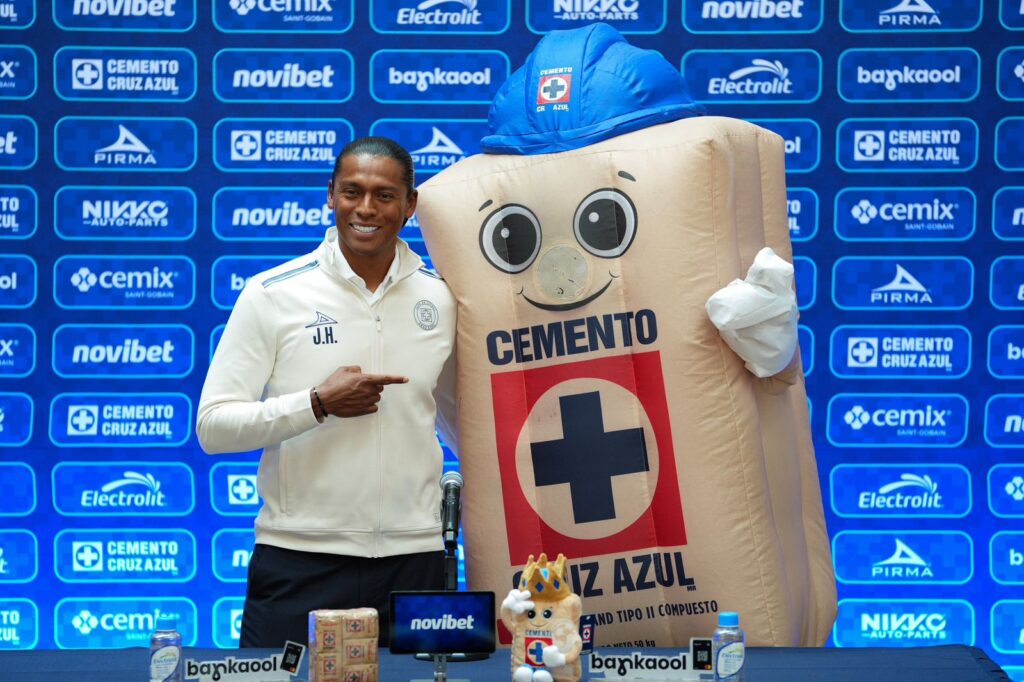 Joel Huiqui junto a una botarga de costal