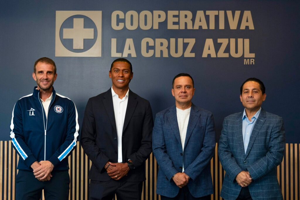 Tres directivos del Cruz Azul junto a Joel Huiqui