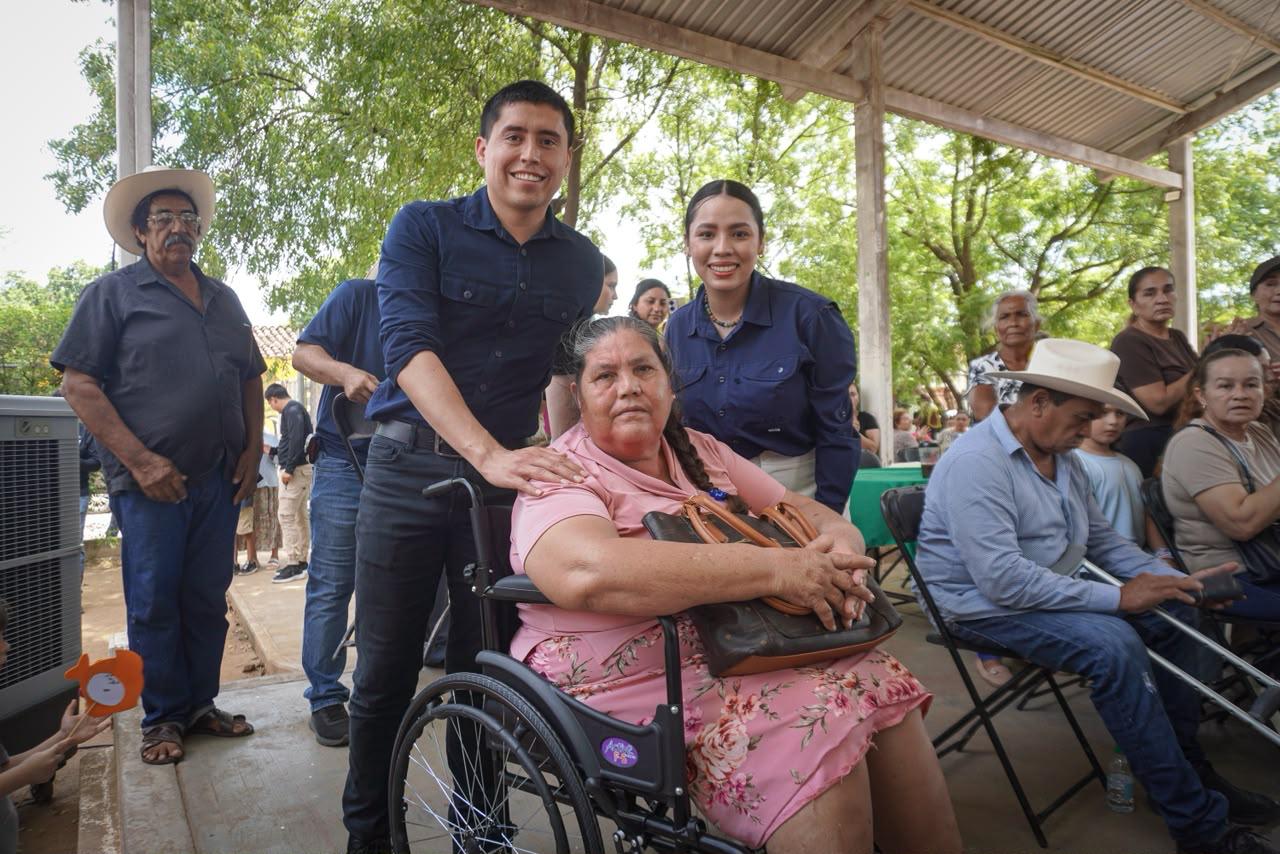 Personal de DIF Culiacán con una persona en silla de ruedas