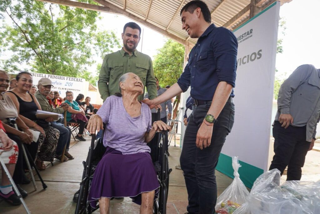 Señora en silla de ruedas con personal de DIF Culiacán