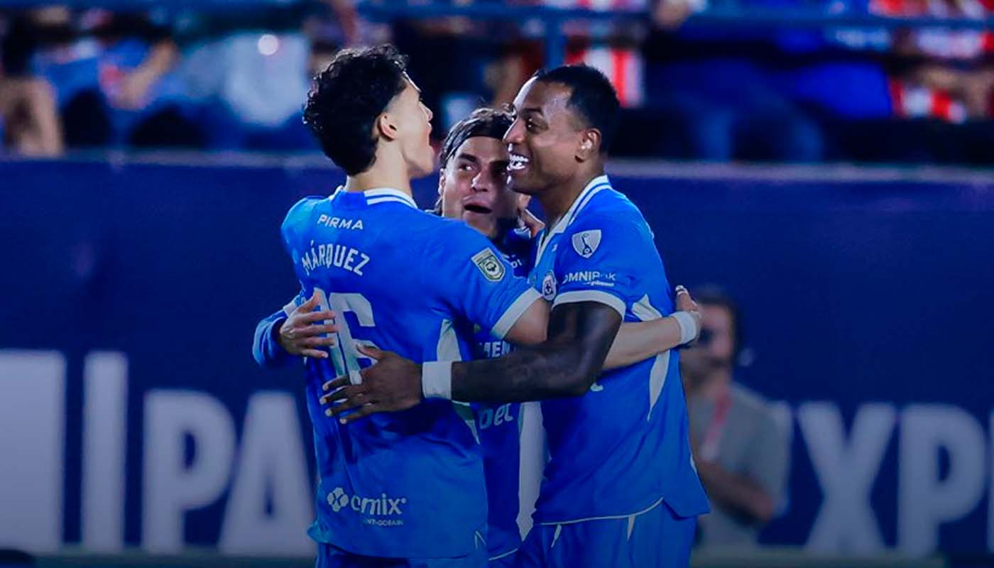 Jugadores de Cruz Azul celebran triunfo