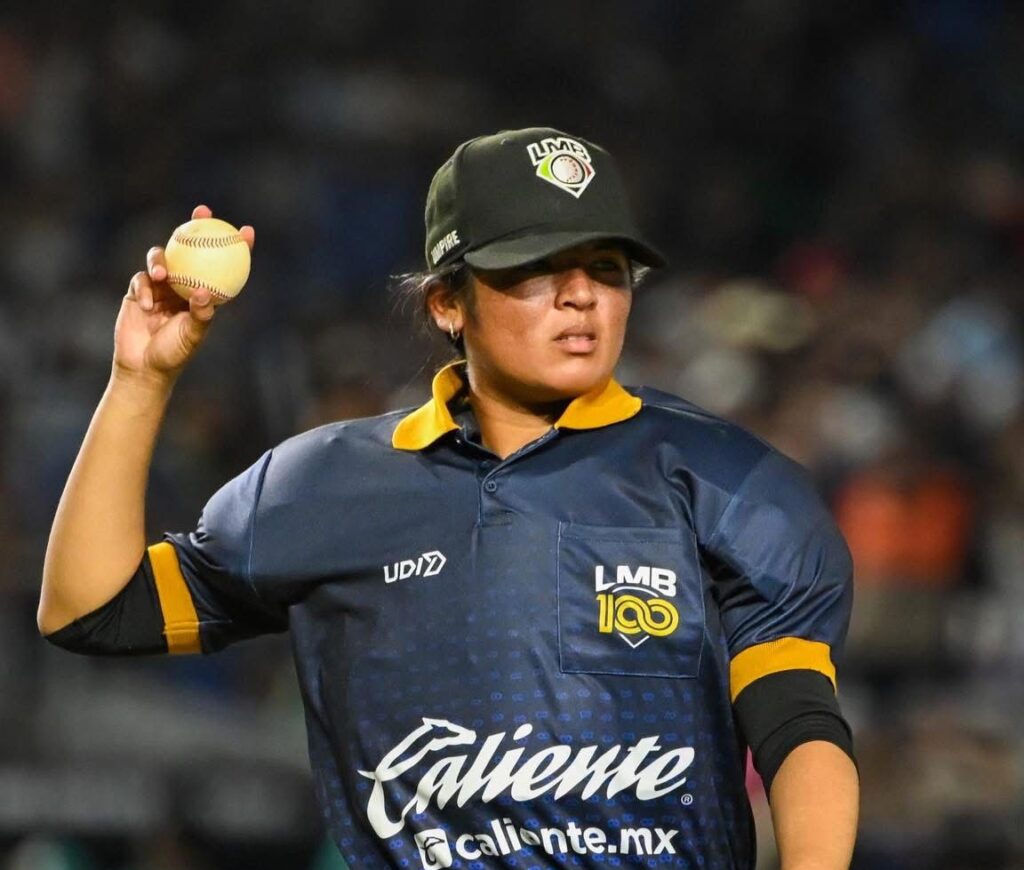 Julissa Iriarte con una pelota en la mano