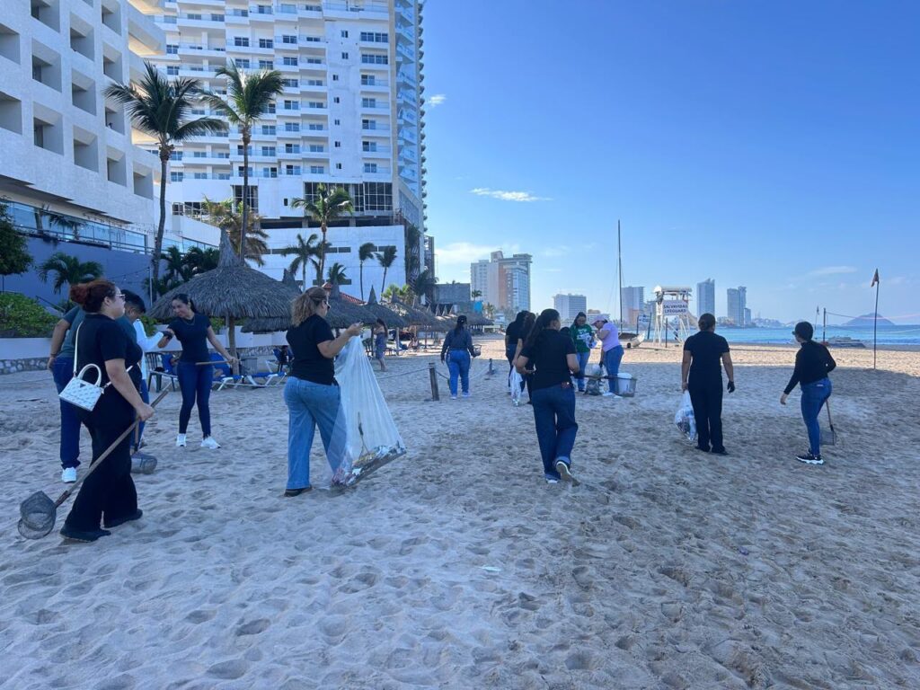 Personas limpiando playa de Mazatlán