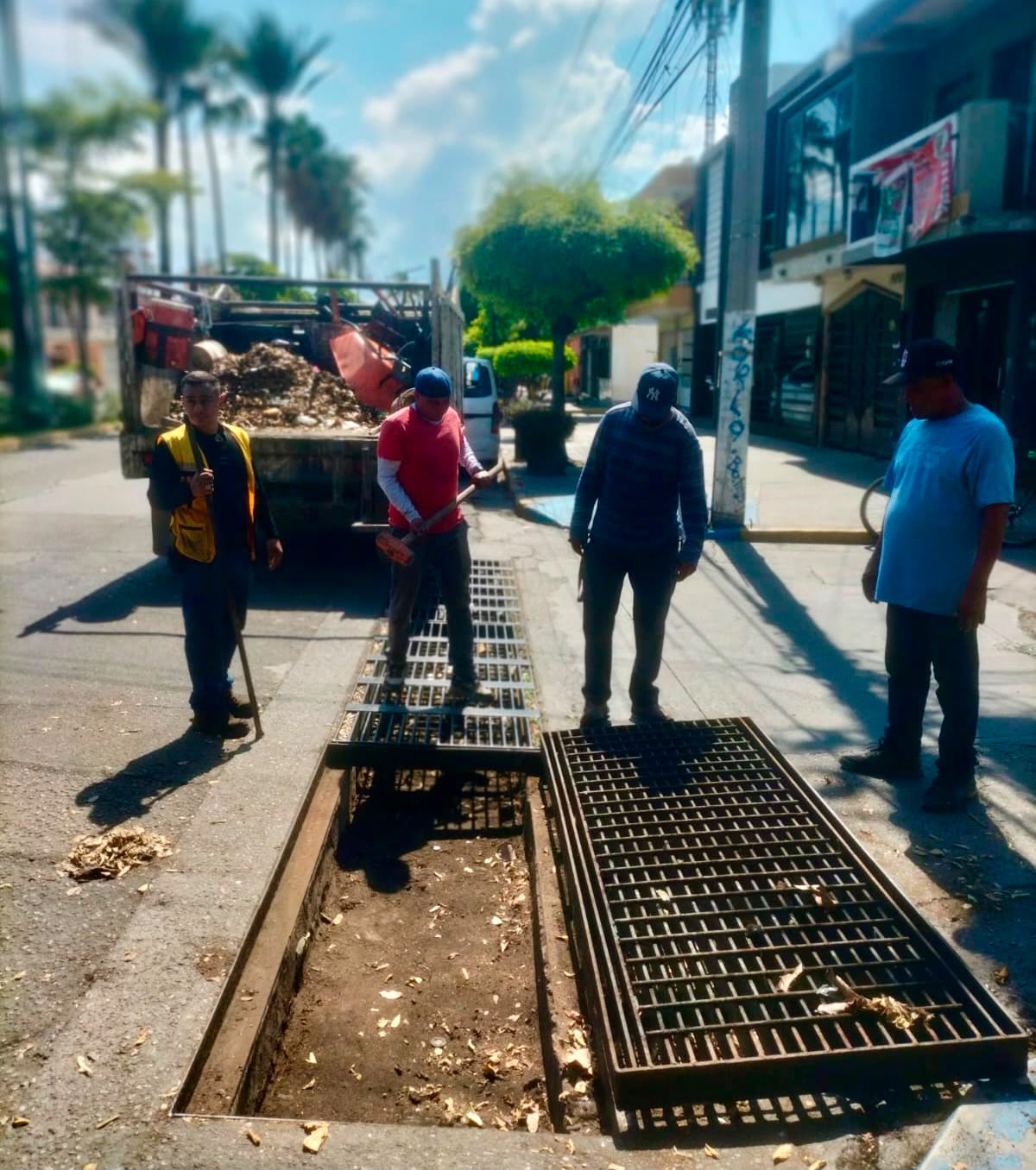 Limpieza de rejillas pluviales por parte de la Dirección de Obras Públicas.