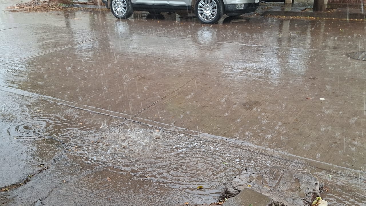 Gotas de lluvia con una calle mojada