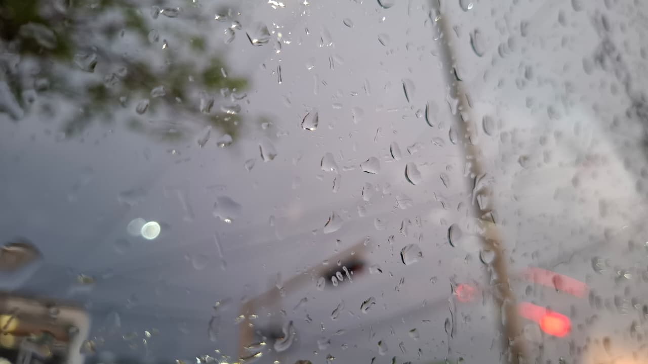 Gotas de lluvia sobre un cristal