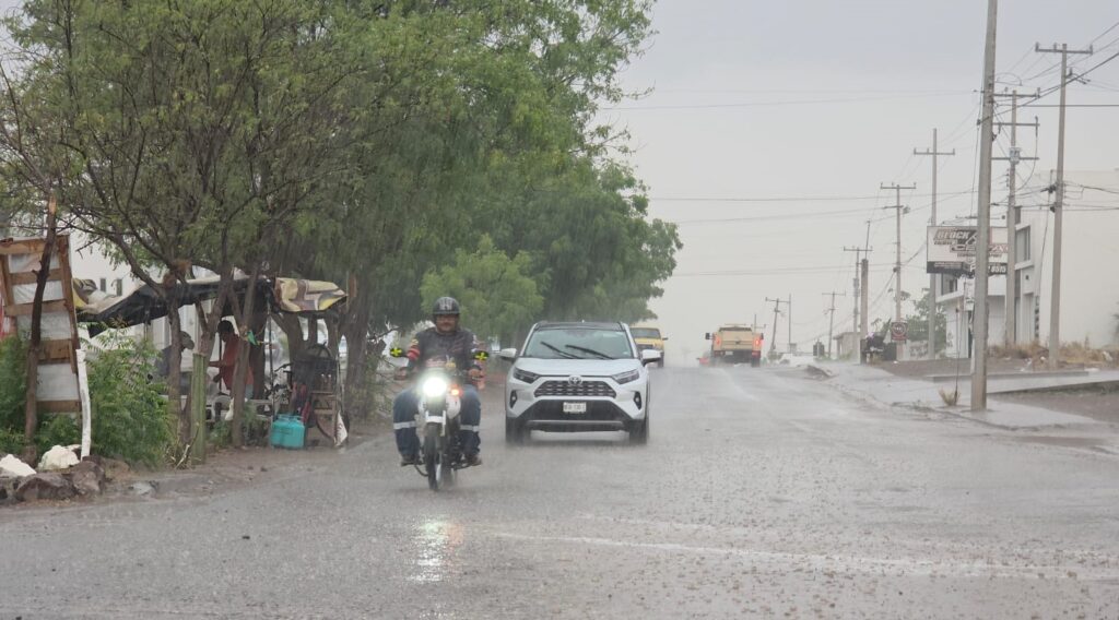 Conductores circulando durante la lluvia.