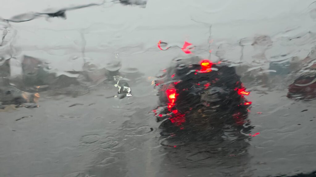 Lluvia cayendo sobre un cristal.