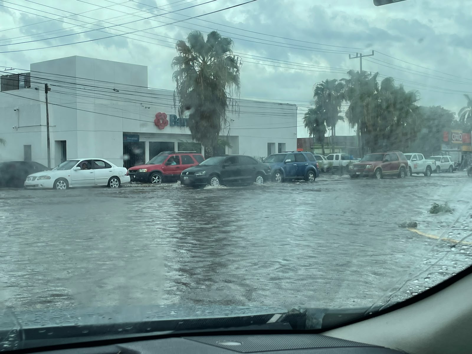 Lluvias generan apagones y anegación de varias vialidades